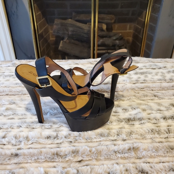 Sexy, black sandals. Your freak 'em shoes to - Picture 2 of 6